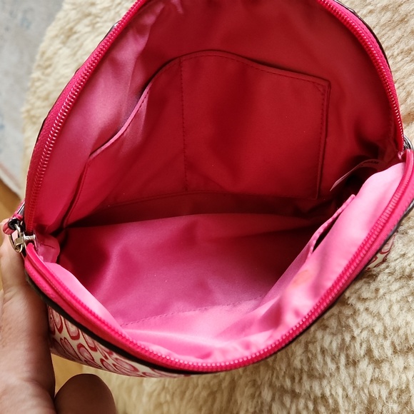 Adorable Coach Heart Leather Cosmetics Bag ❤️💄🩷 - Picture 8 of 15